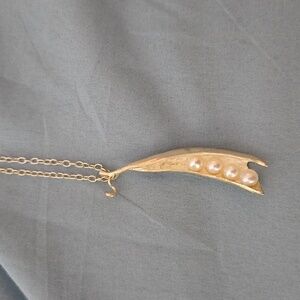 PENDANT with fresh water pearls